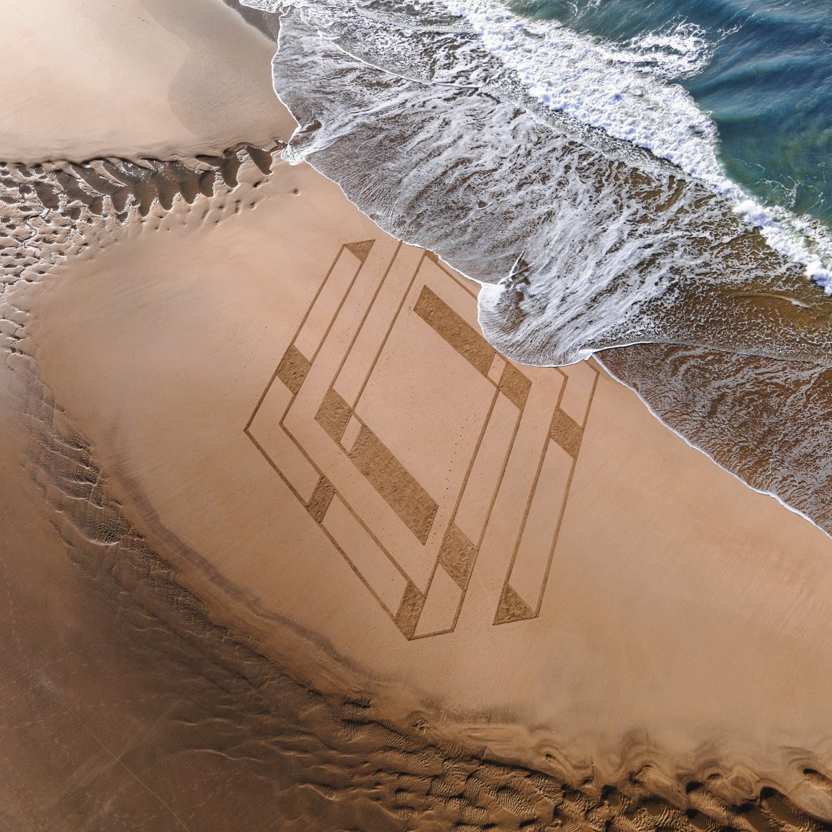 RenaultDE's tweet photo. Ein Diamant, eine #NouvelleVague (#NeueWelle). Vielen Dank an den Strandkünstler @JehanBenjamin
#beachart #drawing #dronestagram https://t.co/DP3zIRchaA