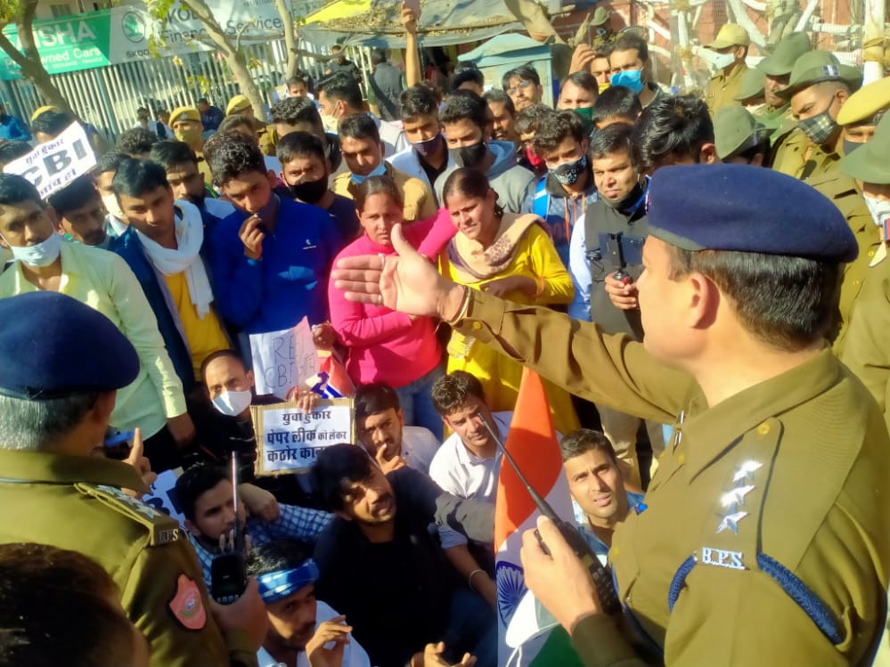 VikashJakhar21's tweet photo. साथियों आंदोलन शांतिपूर्ण तरीके से चल रहा था। पुलिस विकास जाखड़ जी और साथियों को जोर जबरदस्ती करके बस में भरकर लेकर गई। https://t.co/niA8TxmMn1