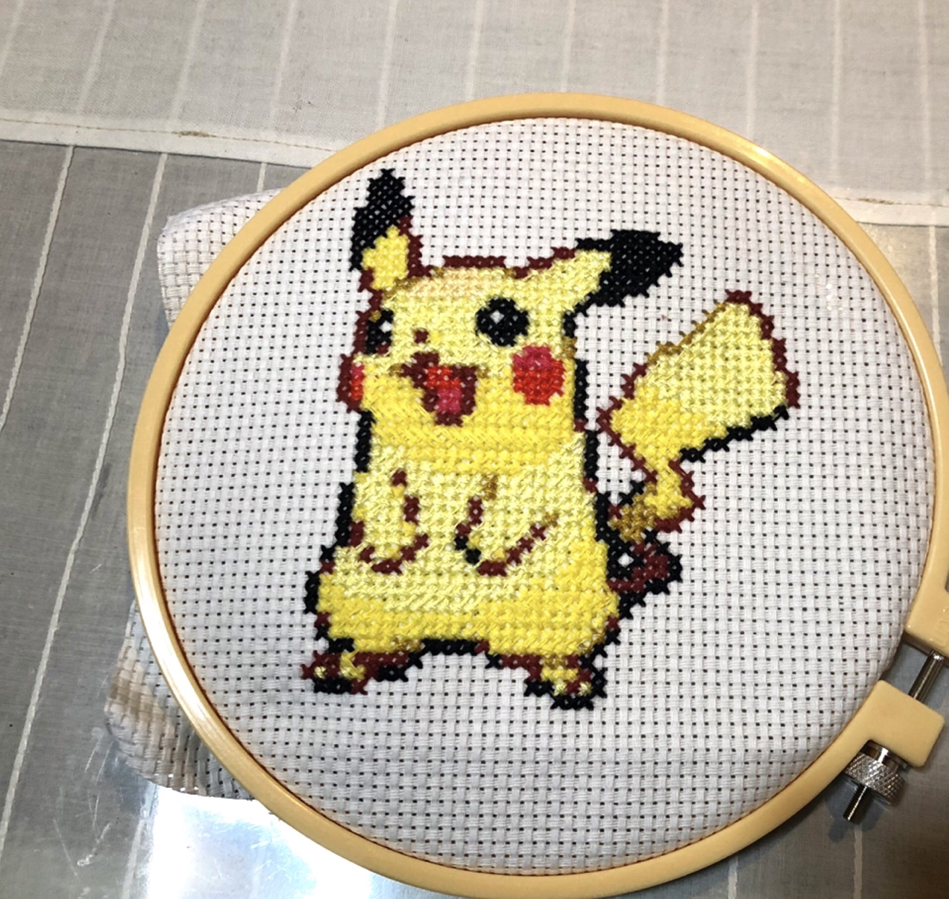 けっしー 刺繍でピカチュウ完成 1作目の刺繍なので簡単なピカチュウにしましたが それでもめっちゃ大変でした 刺繍ガチ勢の方々を尊敬します 完成したら気に入りすぎて部屋のいろんな所に飾ってしまった Pokemon刺繍部 T Co Hla2ypxlez Twitter