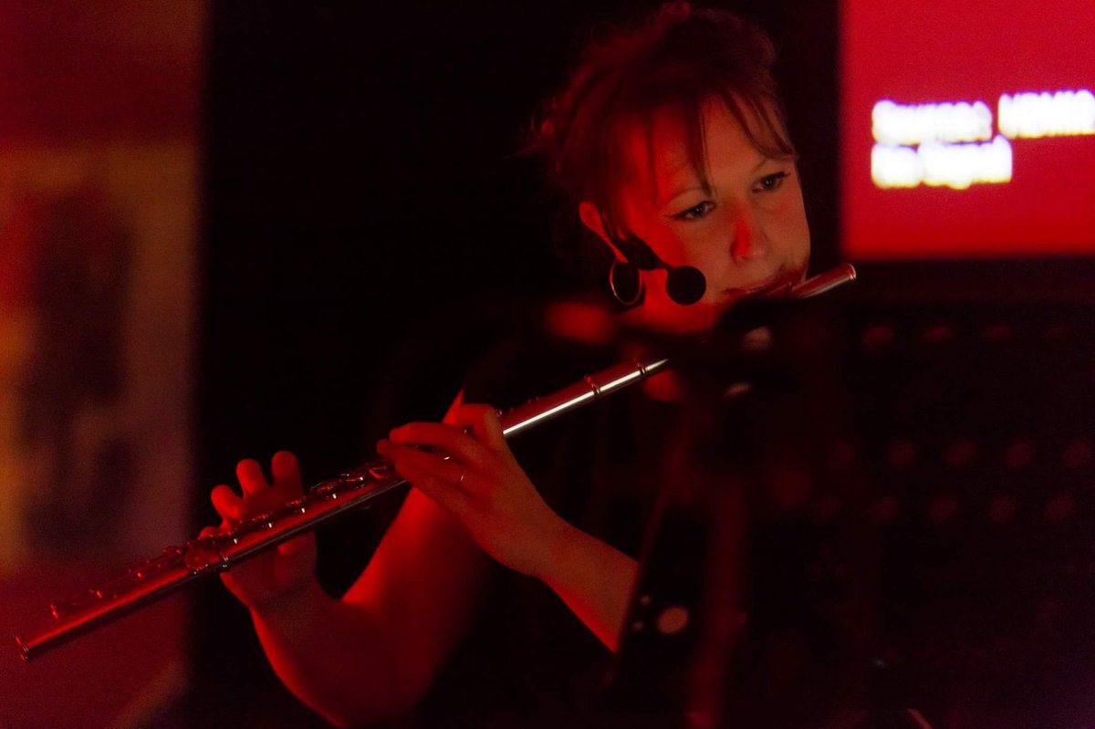 AlWhiteMusic's tweet photo. #Hareflight performed by @JenniHogan1 

25.02 at @leicestermuseum @uknewartists

“Ravishing” (@guardian)

"Hogan knocks off complex phrases, harmonics and extended techniques with such subtlety you’d hardly know what was involved” (BBC @MusicMagazine)

https://t.co/Dps0VttIzr https://t.co/yQ84pqzVXM