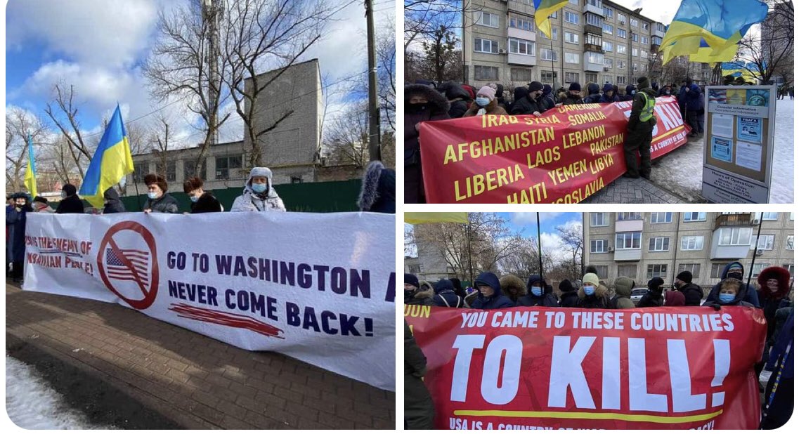 Bart_Press's tweet photo. #Kiev. Nel quartier generale del Pentagono in #Ucraina, davanti all'ambasciata americana,
manifestanti protestano
contro la guerra con striscioni contenenti un invito inequivocabile:
ANDATE A WASHINGTON E NON TORNATE MAI PIÙ!!
#Kiev
#NoWar
#Biden
#putinmacron https://t.co/BvEzFPjy6q