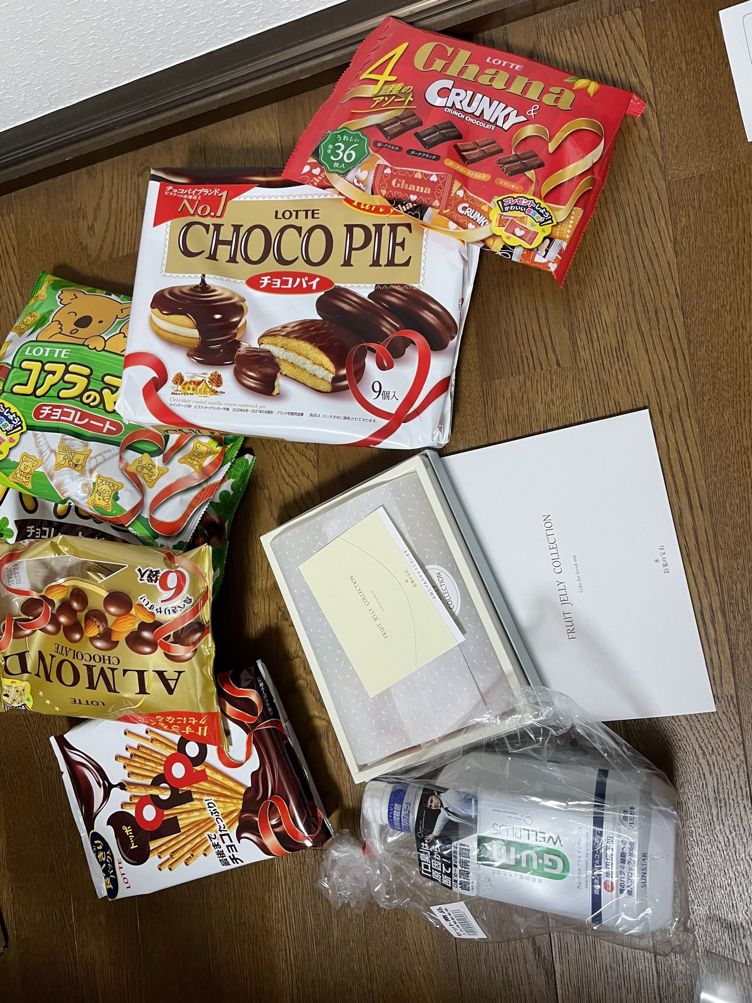 Kouta神 おぢさんから無茶苦茶お菓子いっぱい貰いました あとgumも一緒にきました 歯を大事にしつつ 少しずつ食べたいと思います 高級そうなゼリー菓子も 入ってました 家族と食べます おぢさんありがとう ございます T Co Pcauimybz4