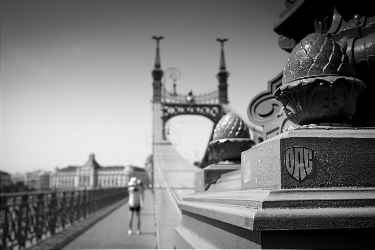 DEM57557279's tweet photo. DIRECT ACCESS CONTROL 

BUDAPEST.VII.2021 (DEM) #deminbrackets #parenthesedemparenthese

#budapest #blackandwhitephotography #photography #street #bridge #focus #streetphotography #summer #géllert #szabadsaghid https://t.co/YxT3nb87t3