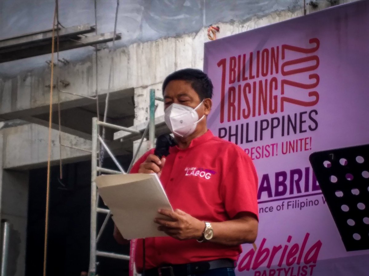 LOOK: Ngayong araw, Pebrero 14, ay nakiisa si @KaBongLabog sa One Billion Rising, isang pandaigdigang pagkilos upang wakasan ang karahasan laban sa mga kababaihan.

#RiseResistUnite
#OBR2022
#37LABOGsaSenado