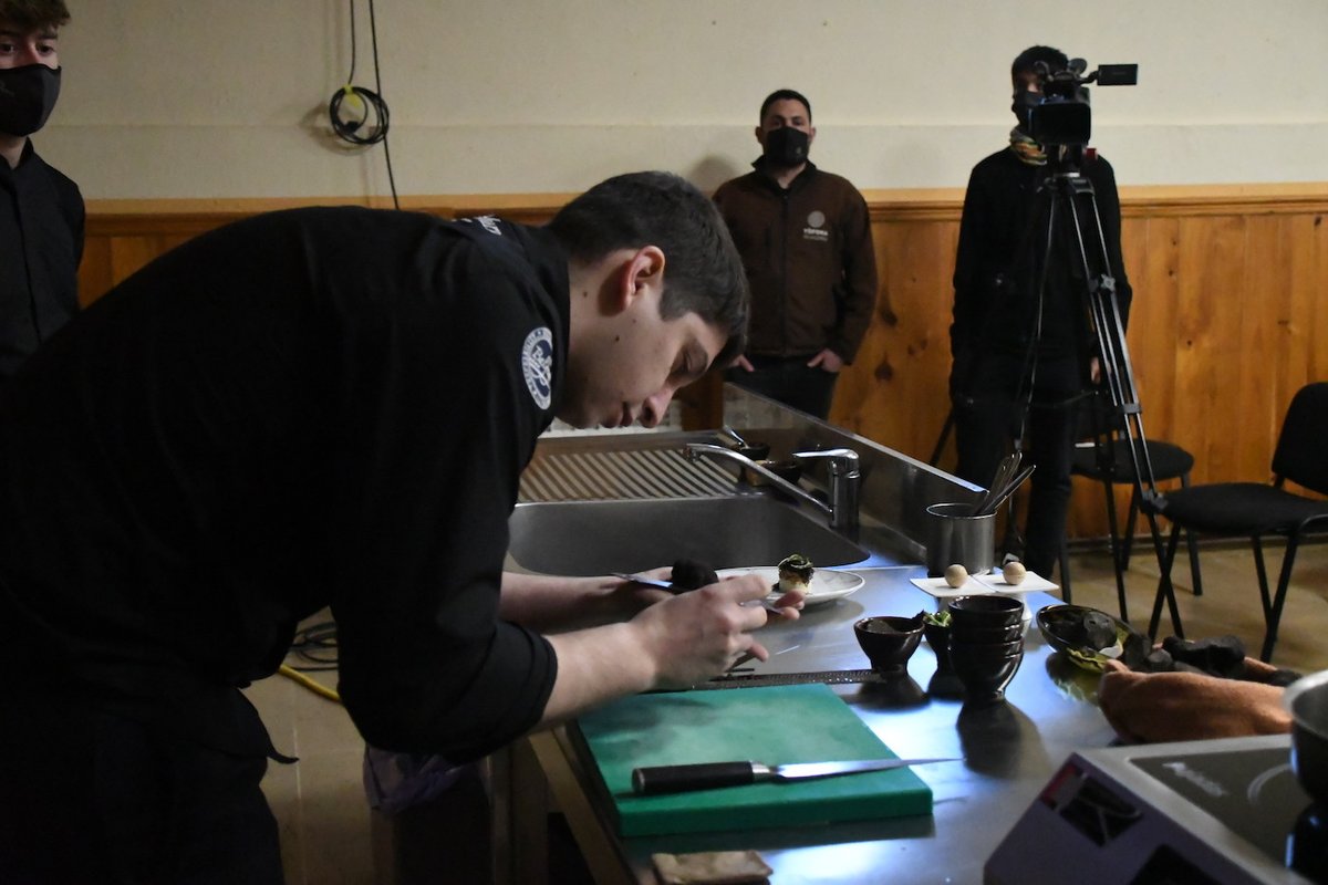 Ahir, #VilanovadePrades va lluir amb la #FiradelaTòfona. 

Nosaltres, amb <a href="/InfoGustum/">Gustum</a> hi vam portar a <a href="/rafelmuria/">Rafel Muria</a> del restaurant <a href="/QuatreMolins/">Quatre Molins</a> : va jugar amb la Tòfona per mostrar tot el seu potencial. 

Ens hi trobem, 𝗺𝗲́𝘀 𝗶 𝗺𝗶𝗹𝗹𝗼𝗿, el 2023 ‼️

📸<a href="/NovaConca/">Nova Conca</a>