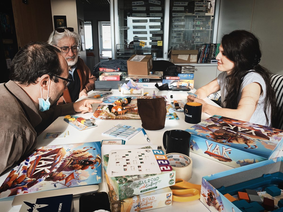 On prépare le prochain Tric Trac Show avec <a href="/TarsaTV/">Tarsâ</a> !
Et pour ça, une seule solution : jouer 🤩

Y a t'il un jeu sur la table qui vous tente particulièrement ?