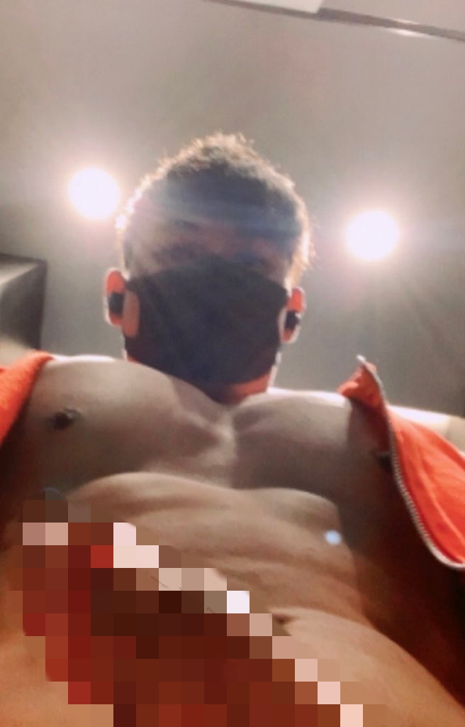 終於過2000確診🥰，聽日仲可能過半萬（好興奮呀😍），今日真係好值得紀念嘅日子，本來遲左幾日先到數，但收到好多DM講想睇，都出下鞘（帶薄格）慶祝下🗡，夠多retw再諗諗佢抽retw嘅人送無碼🤣