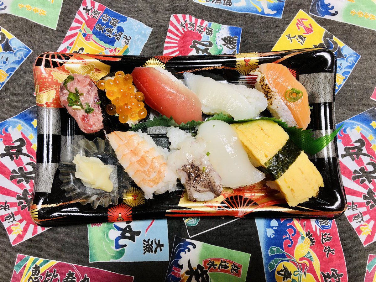Fate would have it that I walk by the supermarket 🍣 selection just as the 50% off sticker was pl