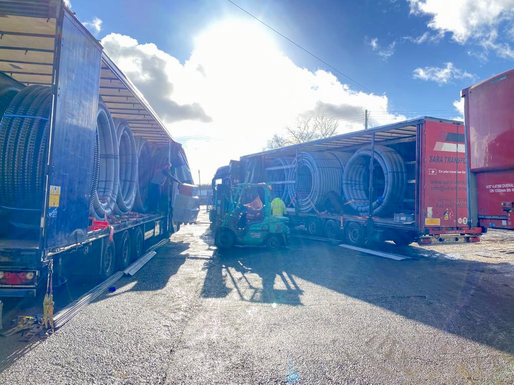 Sunny morning here at BOK unloading two trailers for Sara Transporte #haulage