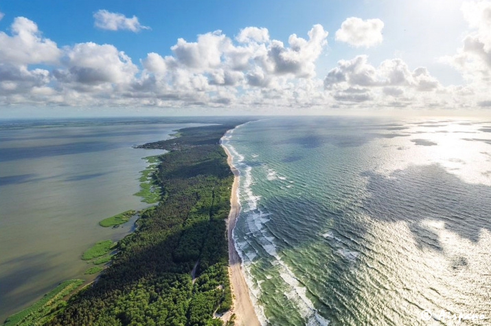 's tweet image. 🏖 The breathtaking #CuronianSpit is a true natural wonder, partly located in Russia's @KaliningradReg. It is a @UNESCO World Heritage site on the Baltic Sea coast that has the highest drifting sand dunes in Europe (up to 60m tall!) and a carefully protected unique ecosystem.