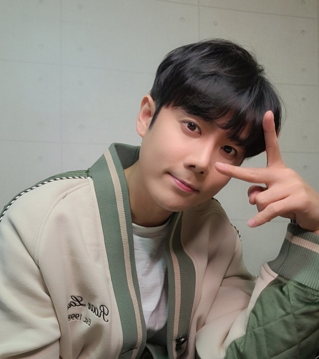 #KIMKYUJONG ONLINE TALK EVENT 
"Sweet Valentine's Day"

이벤트 사진이 도착했습니다📸🤍
발렌타인을 함께 해주시고 감사합니다🎁🎀❗️
イベント写真が到着しました📸🤎
バレンタインを一緒に過ごしてくださってありがとうございました🍫✨❣️

#김규종 #キムキュジョン #KYUJONG