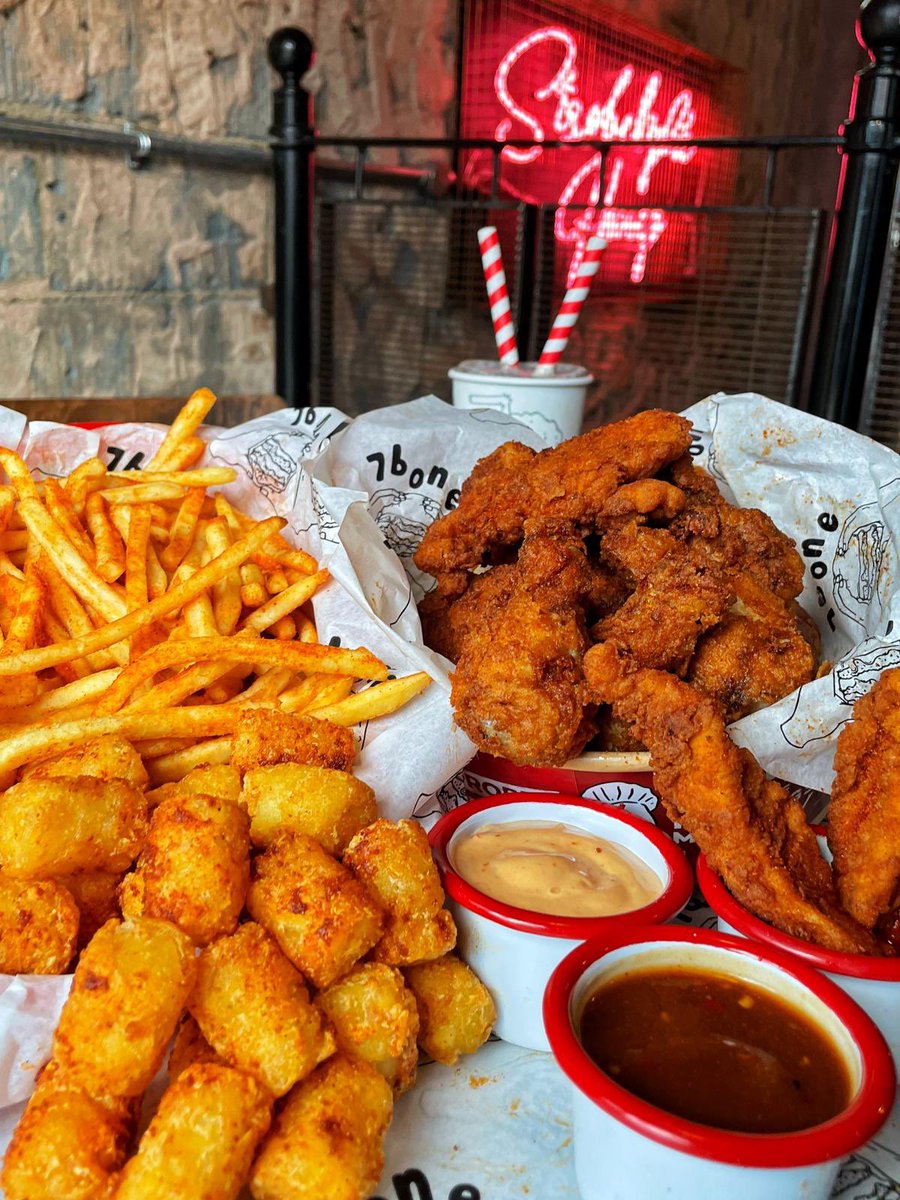 7bone_dive's tweet photo. looking for that someone special I can share my 7bone valentine’s spicy chicken fry bucket with… but you’ll have to pay as I can’t let my enemies know where I am 🖤👀 

remember, it’s all walk-ins, no bookings ✌️perfect if you forgot what day it is 😬 x #7bone #tinderswindler https://t.co/SgywsklO46