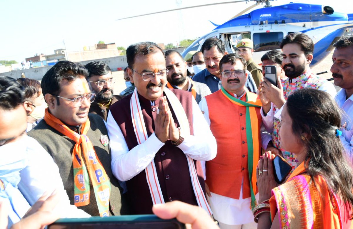 kpmaurya1's tweet photo. जनपद महोबा के श्री गोस्वामी महाविद्यालय कुलपहाड़ स्थित हेलीपैड पर आगमन पर मा0 पार्टी पदाधिकारियों द्वारा किए गए स्वागत के लिए हृदय से आभार प्रकट करता हूँ। https://t.co/jT3qwjua1X