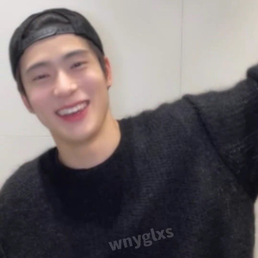 _cutiepiejae's tweet photo. and he pretended to be a plane 😭 jaehyun is really sweet its supposed the day people make him happy but he was the one who cheered up the fan 😭 bless his good heart https://t.co/D53xAFCFsW