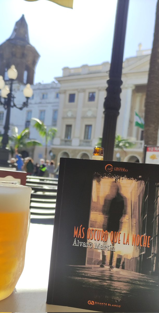 Sol, Cádiz, cerveza y #MasOscuroQueLaNoche de <a href="/Alvaro_misterio/">Álvaro Martín ☠️ Álvaro Misterio</a> ¿Se puede pedir más? (si, que nos toque el Euromillones, pero eso ya es harina de otro costal)😁