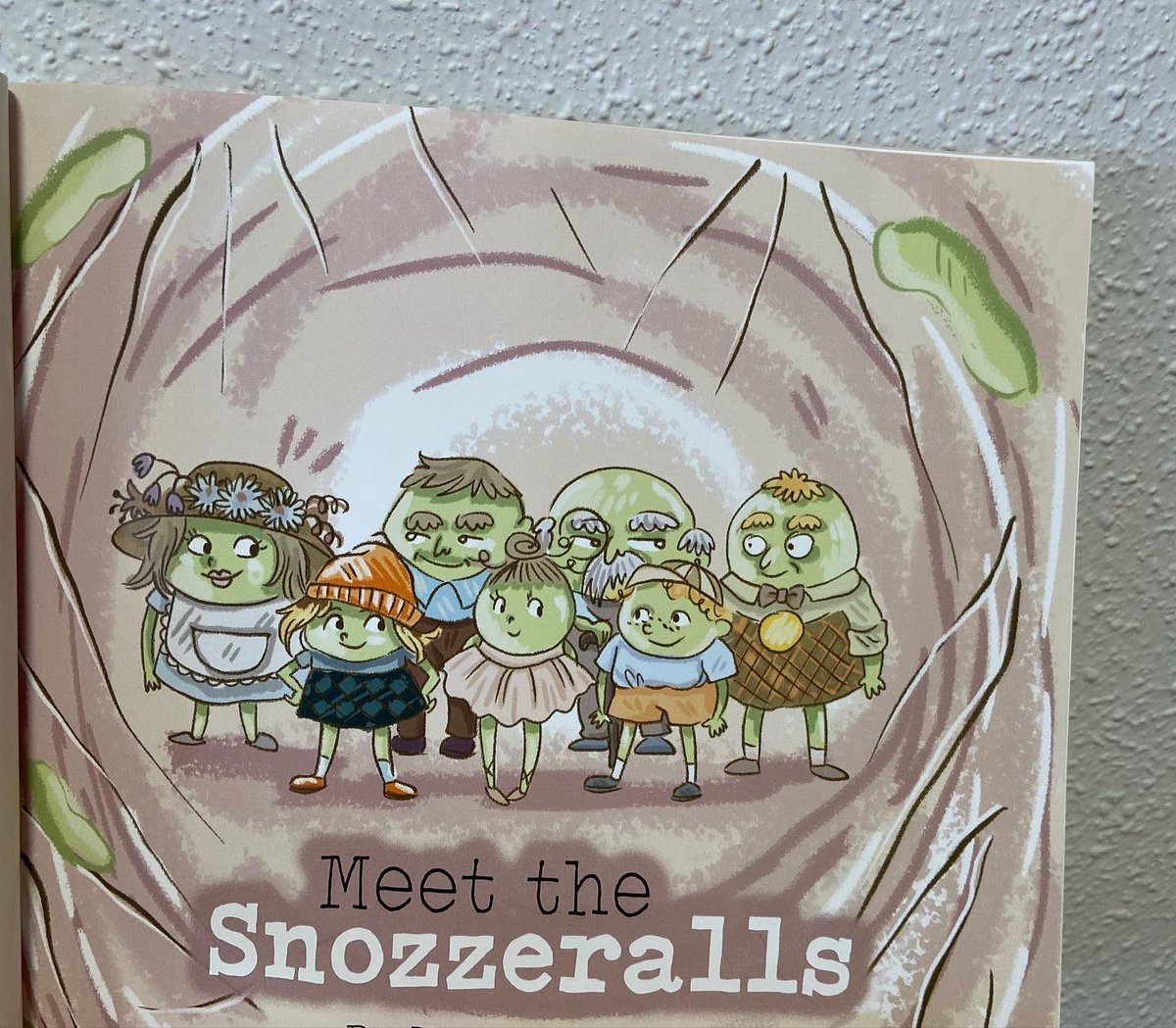 KarenHenton2's tweet photo. It’s arrived , super excited to share my book cover. Meet the Snozzeralls. #happydesignerhq #partnershippublisher #ChildrensBooks #earlylearners #thesnozzeralls #meetthesnozzeralls https://t.co/fWQmOxP2PK