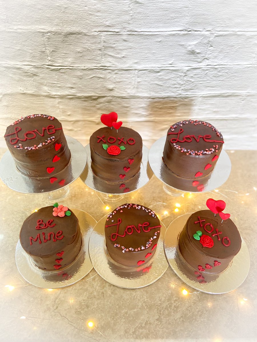 CafeGoman's tweet photo. Mini #ValentinesDay Vanilla cakes in Strawberries &amp; Cream &amp; Chocolate Fudge Cake with Salted Caramel filling. 

@CafeGoman 

#عيد_الحب #ValentinesDay2022 https://t.co/iEl66EIESX