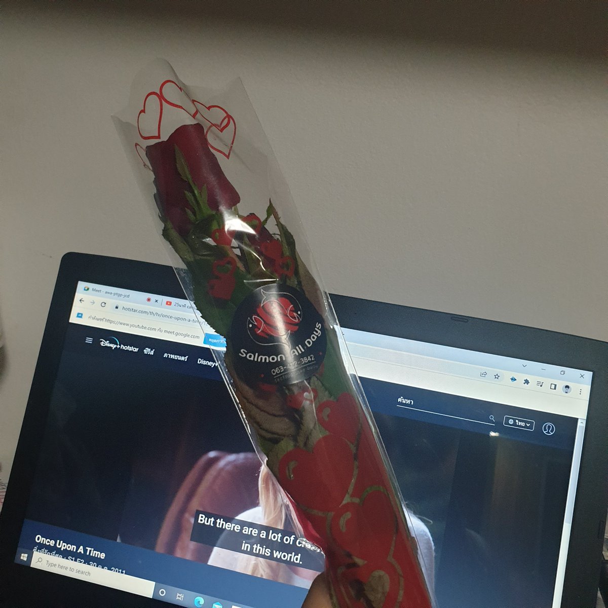 สั่งแซลมอนแถมกุหลาบ ถึงจะไม่ได้อะไรกับวาเลนไทน์แต่ร้านน่ารักมาก made my day