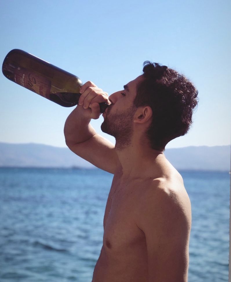 Kimse kendini vazgeçilmez sanmasın, biz bu alemin en güzel kızını bir akşam güneşinde iki bira ile tarihe gömdük.#SevgililerGuenue
