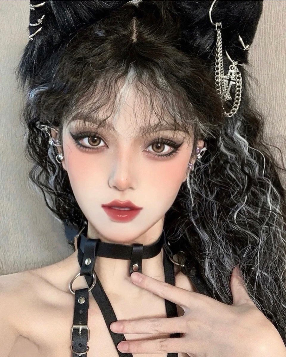 mandychannft's tweet photo. Oops forgot to upload my Valentines Day look from the last Tweet. Do i look like web2 or web3? I guess I will need to make one of them soon haha https://t.co/9OxpoxYVzm