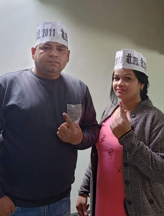 चल पडी़ है आँधी ।
    
आप हमे नमूना बनाये हो ,
हम आपको नमूना बनायेगे
अखिलेश सरकार लायेगे।।