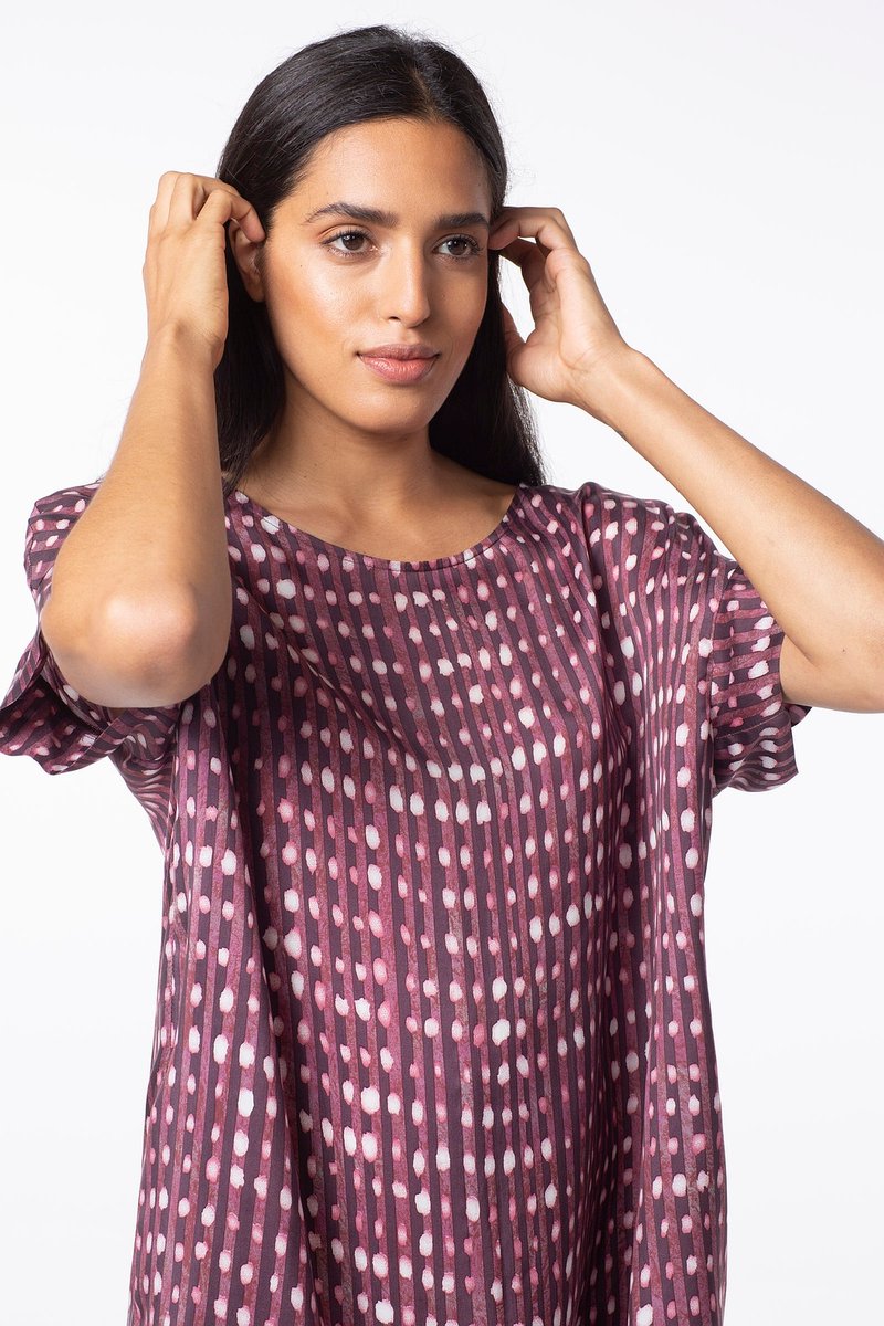 NEW IN * NEW IN * NEW IN *
Midi dress Aponta with a modern dot print on fine cupro twill has an oversized fit, dropped shoulders and short sleeves, creating an uncomplicated silhouette.

Shop OSKA® Dress Aponta / Cupro-Twill
#OSKA #ISCHIKO #Newin #SS22 #SpringSummer22