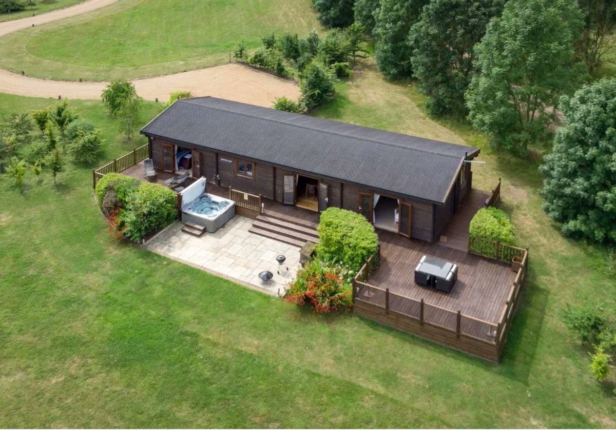 TheHolidayCots's tweet photo. Set in a tranquil setting, the lodges at Fynn Valley Self Catering boast glorious countryside views. Enjoy gorgeous walks along forest trails during your stay.
๐ Sleeps 1-6
https://t.co/PgaB5ndqmL
#Holiday #Countryside #Walking #Witnesham #Ipswich #Suffolk @fynnvalleyhols https://t.co/0Y1ayireZR