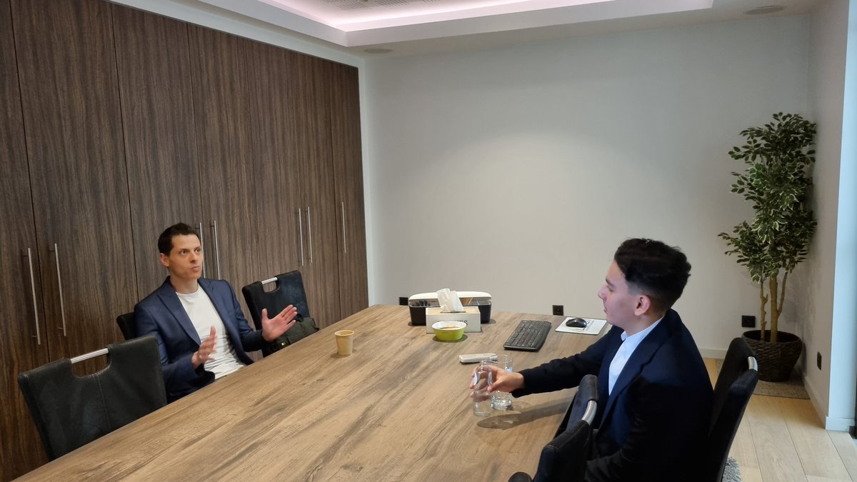 Nabil (18) gaat in gesprek met CEO Ismaël Ben-Al-Lal van <a href="/Futech1/">Futech</a> in Tessenderlo tijdens onze 100x100 gesprekken."Een verrijkende ervaring, voor jongeren én bedrijfsleiders." 
#100x100 #samenondernemen