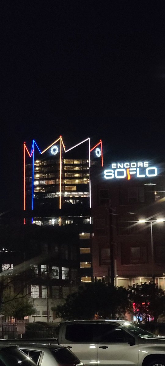 juantawns's tweet photo. #FrostTower with the colors of the #SuperBowl teams https://t.co/nD8RXyivrY