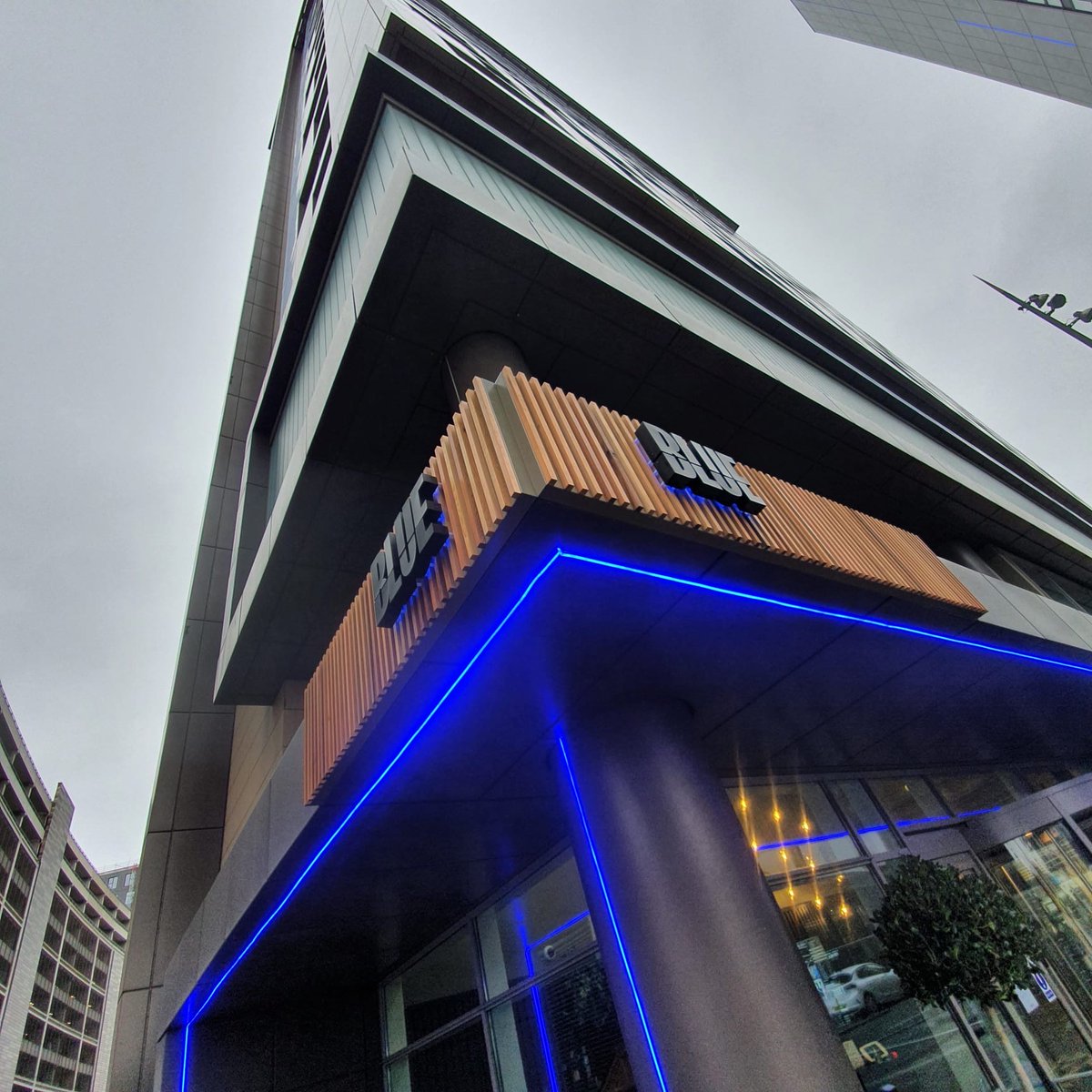 Check out this amazing transformation. Illuminated Signage can freshen up your business from the outside. 💙
lustalux.co.uk/benefits-of-il…
#signage #illuminatedsignage #signs