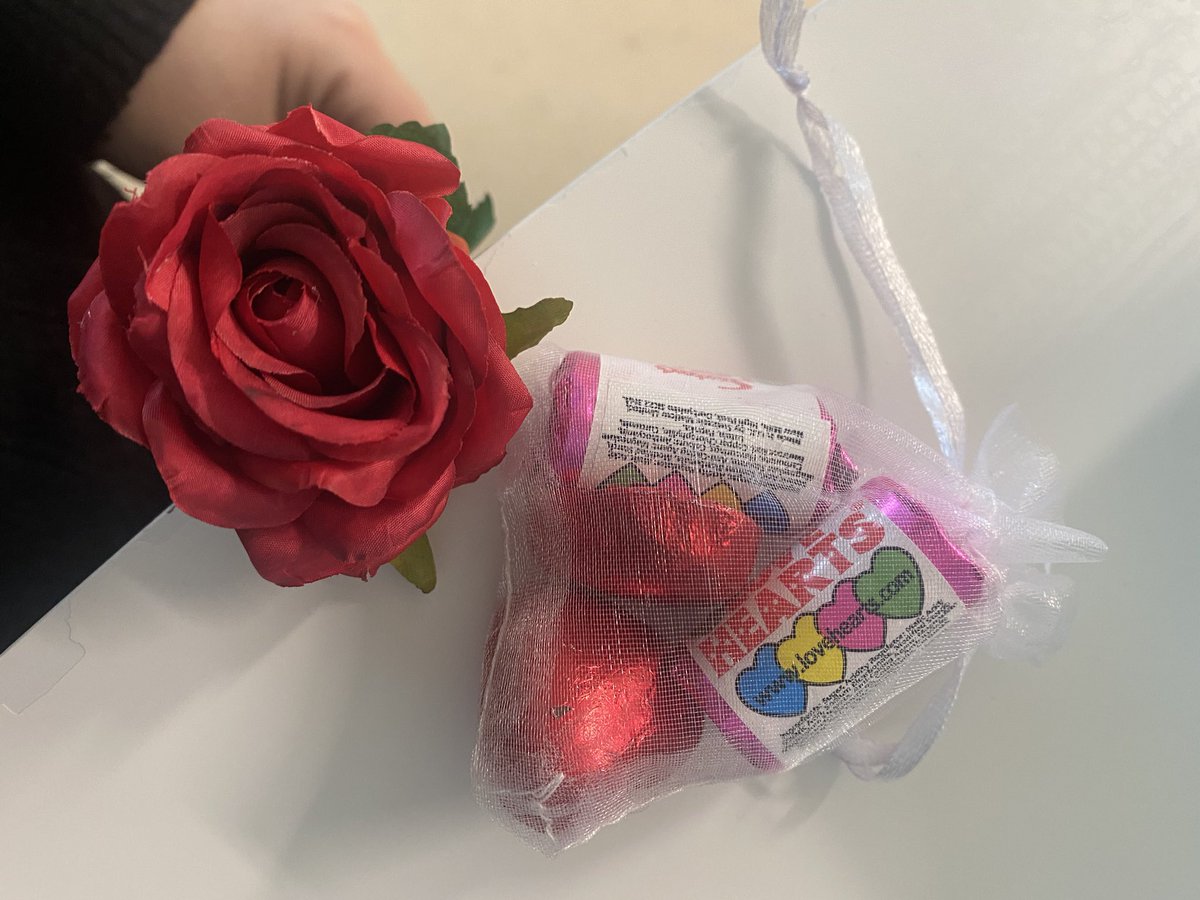 CharlOTte_Paeds's tweet photo. How lucky are we to have @uclh volunteers? 

This morning they have been going around the wards to gift roses &amp; sweet goodies to staff to celebrate #ValentinesDay 

It’s the little things! ❤️ 

#StaffWellbeing #Kindness https://t.co/Aht74CoP4T