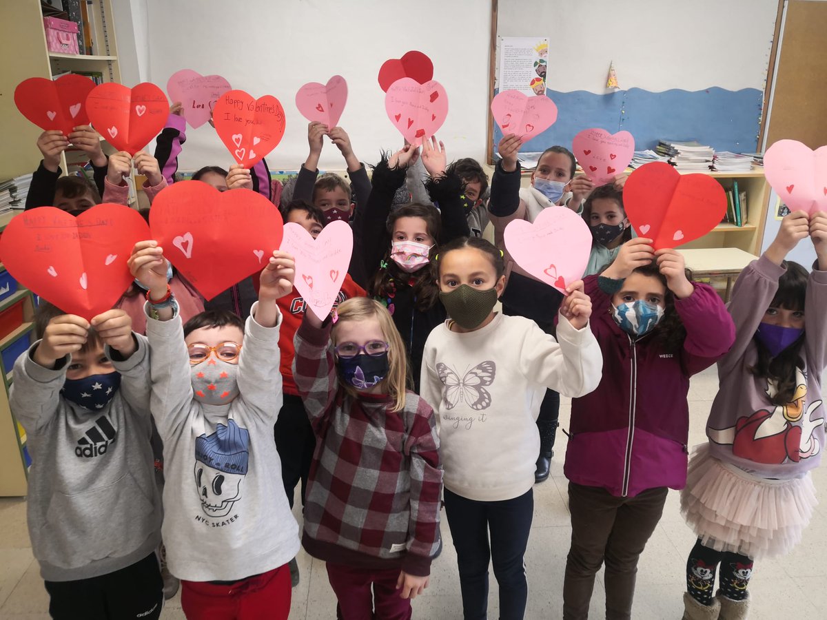 ❤️LOVE IS IN THE AIR❤️

Los niños y niñas de 2º y 3º el viernes hicieron en inglés unas tarjetas para Valentine´s Day con Jack, nuestro auxiliar de conversación. Hoy as hemos entregado a nuestros seres queridos. Deseaos que os gusten.
HAPPY VALENTINE´S DAY💕