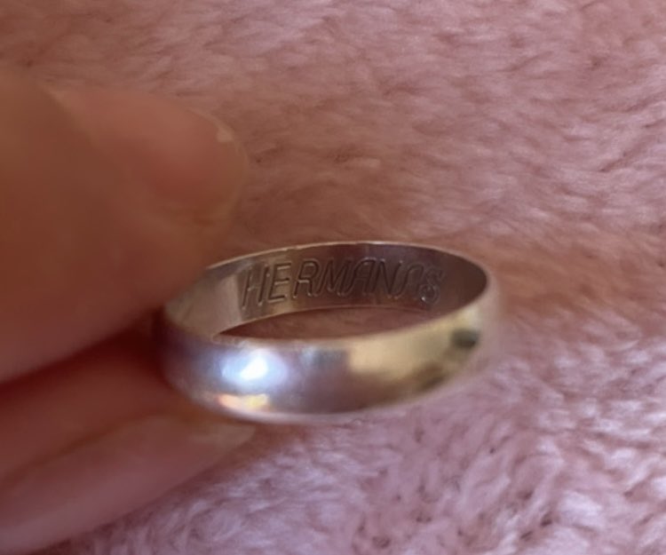ReyesPer86's tweet photo. Me acabo de encontrar este anillo de plata de talla pequeñita en la zona de Gran Plaza esquina con Ciudad Jardín.

Tiene una inscripción que pone HERMANAS. 
Seguramente sea muy importante para alguien, por si os enteráis de algo y por aquí podemos hacer que lo recuperen☺️ https://t.co/vRJdaoU2qA