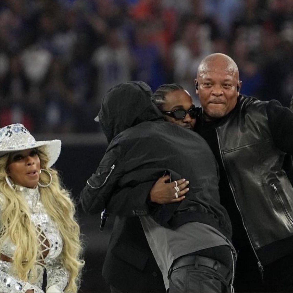 This pic is so wholesome 🖤 <a href="/kendricklamar/">Kendrick Lamar</a> <a href="/drdre/">Dr. Dre</a> <a href="/Eminem/">Marshall Mathers</a> <a href="/maryjblige/">Mary J. Blige</a>