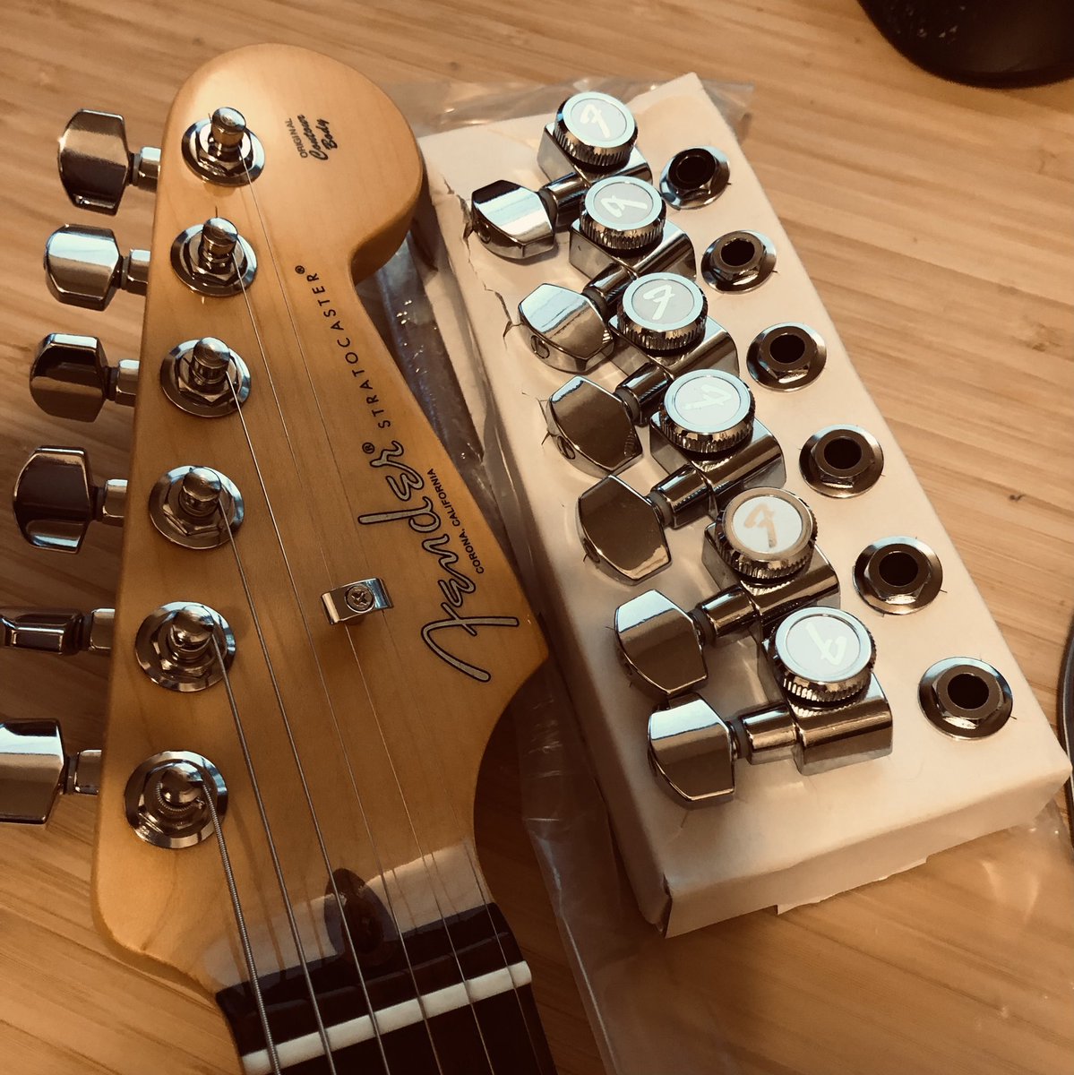 この前買ったFender American Professional 2のペグ交換をしますよ