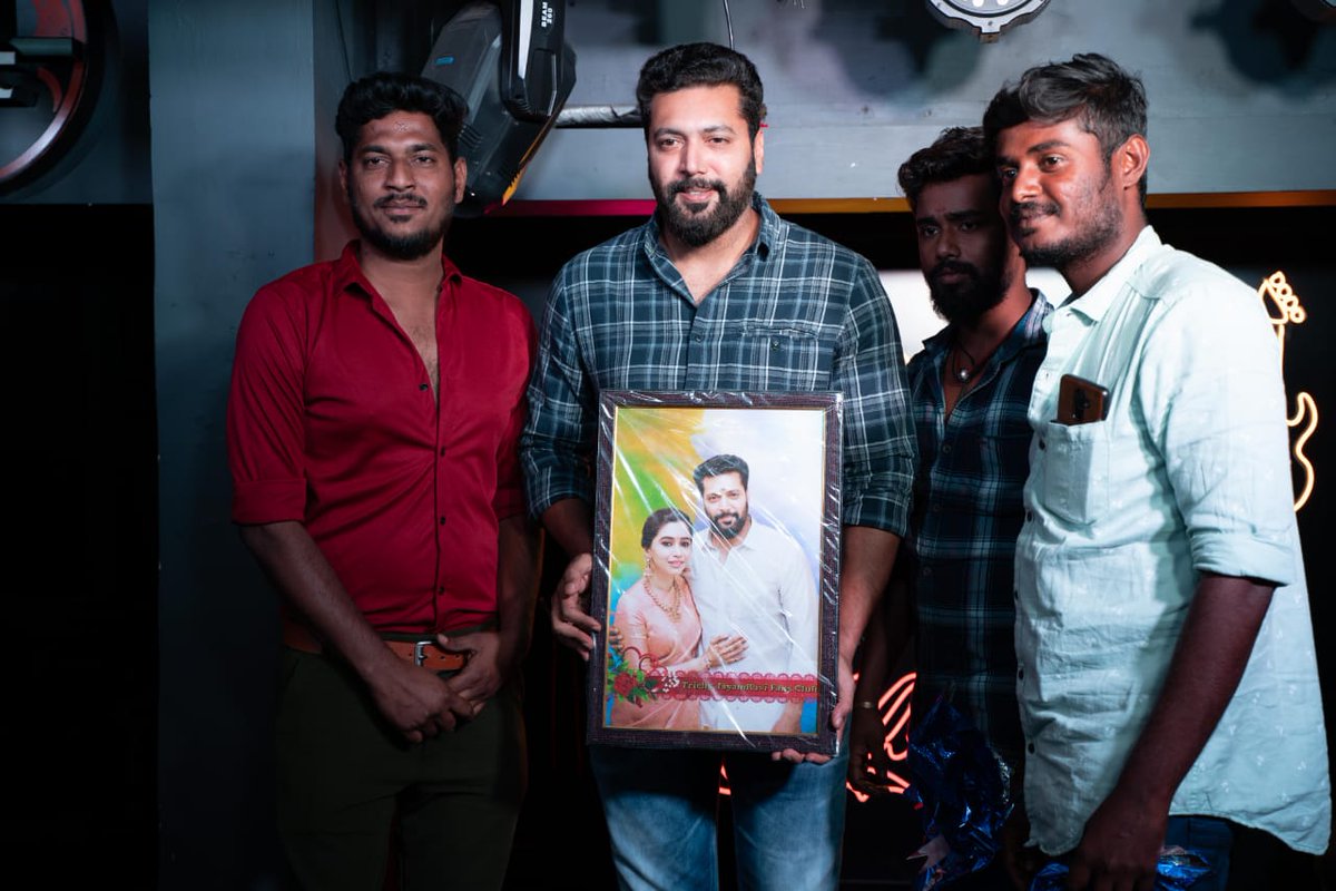 Suresha_JRFan's tweet photo. அனைத்து மாவட்ட தலைவர் மற்றும் செயலாளர்  ஒருங்கிணைந்த செயற்குழு கூட்டத்தில்  #திருச்சி_மாவட்டம்_சார்பாக ஆருயிர் @actor_jayamravi அண்ணன் அவர்களுக்கு அன்பு பரிசு வழங்கிய பொழுது #Agilan #JR28 #PS1 #PS2 
#என்னுள்_மகிழ்ச்சி_திளைத்த_தருணம்…😍😍 love you lots @actor_jayamravi na😍😘 https://t.co/0lJBsJfc9v