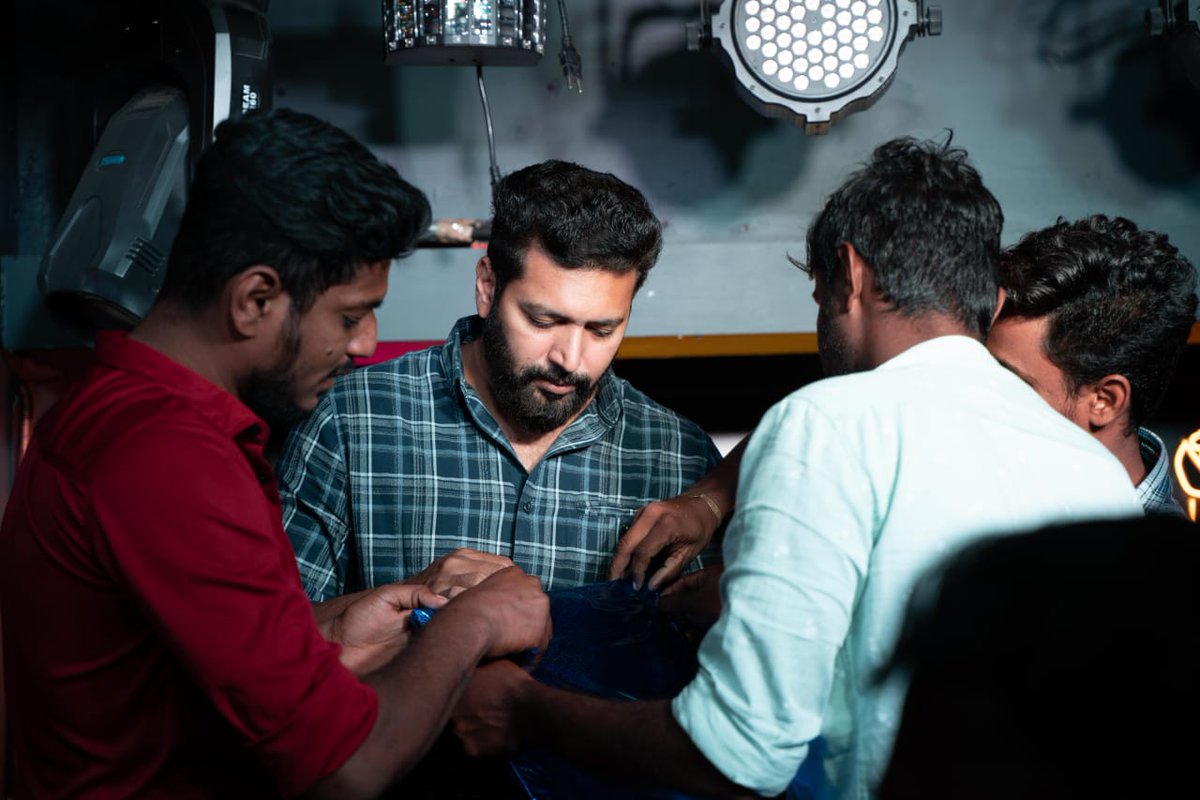 Suresha_JRFan's tweet photo. அனைத்து மாவட்ட தலைவர் மற்றும் செயலாளர்  ஒருங்கிணைந்த செயற்குழு கூட்டத்தில்  #திருச்சி_மாவட்டம்_சார்பாக ஆருயிர் @actor_jayamravi அண்ணன் அவர்களுக்கு அன்பு பரிசு வழங்கிய பொழுது #Agilan #JR28 #PS1 #PS2 
#என்னுள்_மகிழ்ச்சி_திளைத்த_தருணம்…😍😍 love you lots @actor_jayamravi na😍😘 https://t.co/0lJBsJfc9v