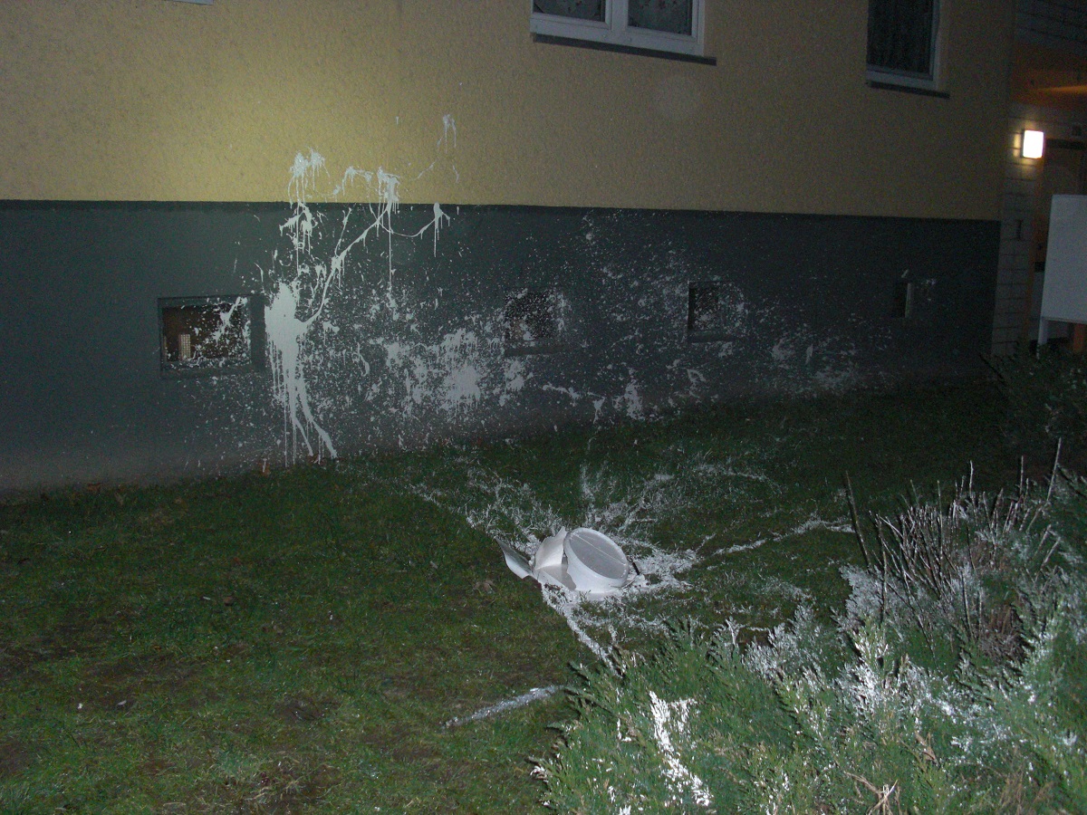 Polizei_SDL's tweet photo. #Farbeimer 🪣 direkt aus Fenster geworfen
So lautete die Meldung, die uns gestern um 20:09 Uhr erreichte. Durch diese #Sachbeschädigung wurden 2 Fahrzeuge &amp; eine Hauswand in der Heinrich-Zille-Str. in #Stendal getroffen. 
Der Täter konnte nicht angetroffen werden. Strafanzeige. https://t.co/4ZK5TJDcUz