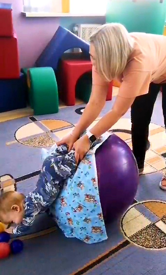 Научить ребёнка ползать? Легко! Инструктор по лечебной физкультуре Дома детства не только организует занятия для малышей, но и даст практичные советы родителям по физическому развитию детей.
dom-detstva.smr.socinfo.ru/news/76209091