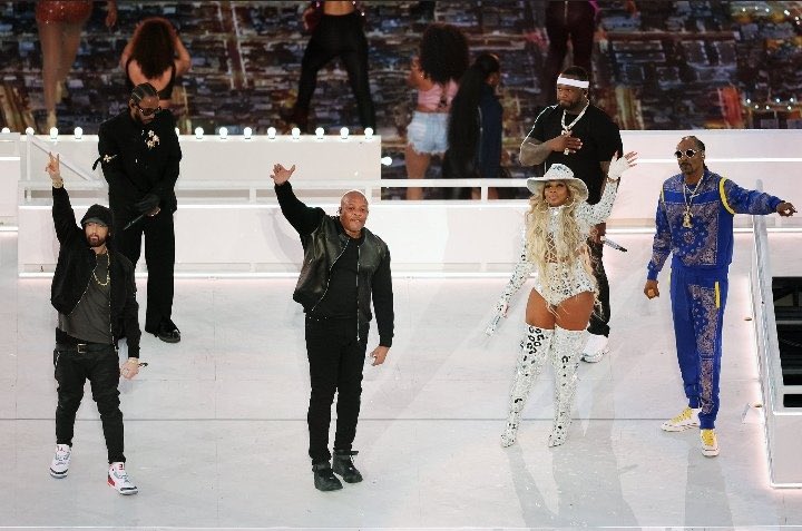 SarahEmerton79's tweet photo. LOVED IT 👏🏽👏🏽👏🏽👏🏽 #SuperBowlHalftimeShow https://t.co/nGnLBaJFTw