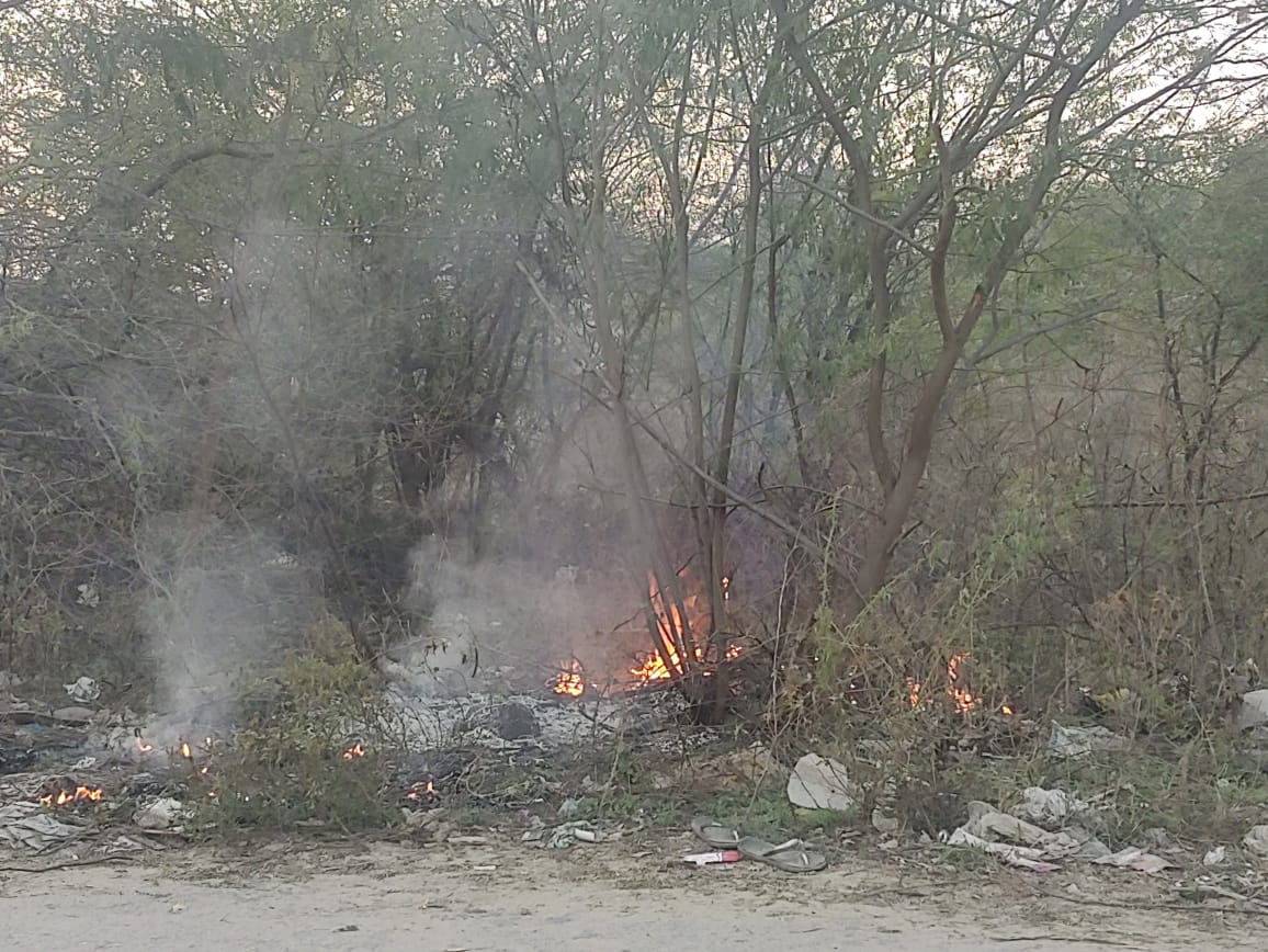 cleanAirBharat's tweet photo. @CAQM_official
@CPCB_OFFICIAL
@MunCorpGurugram
@HspcbN
@HspcbS
@DC_Gurugram
#wasteburning 

Please take action 
Pls undertake waste mapping of area

Reported by @bharatmhm

Fm (28.4156763,77.0617678) to Windchants Rd, Raghopur Gurugram,  via Nazafgarh 
 https://t.co/QM5kNOyN0r https://t.co/h3yL8A4HT1