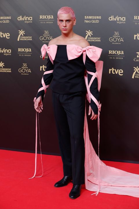 CarlaAntonelli's tweet photo. Esto ya se ha convertido en una cacería brujas a las identidades y cuerpos disidentes: Eduardo Casanova denuncia los brutales ataques odio, LGTBIfóbia y serofobia x cómo fue vestido a los #Goya2022, espero que @policia haga caer el peso de la ley de forma ejemplar #BastaYA ✋ https://t.co/Jsh6oAzL5W