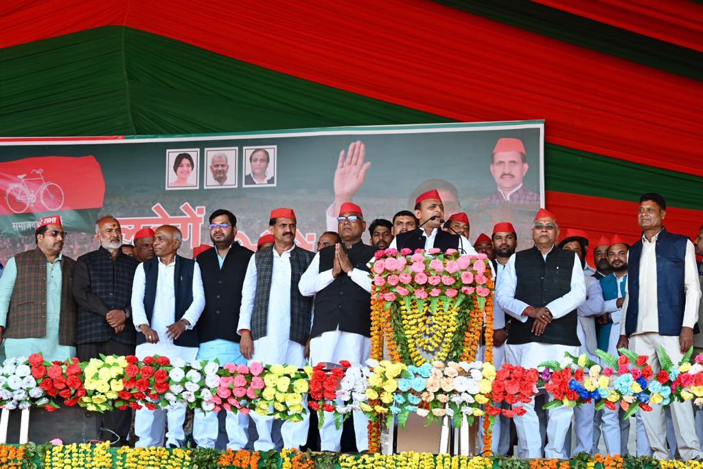 yadavakhilesh tweet picture