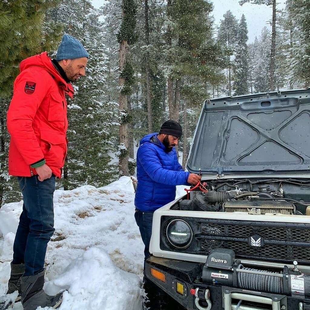 All in a day's work!🛠️⚙️🔧

#kashmiroffroad #offroadadventure #4x4 #gypsy4x4 #snowfall #snowdrive #4x4adventure #kashmir instagr.am/p/CZ9TCVrLAR8/