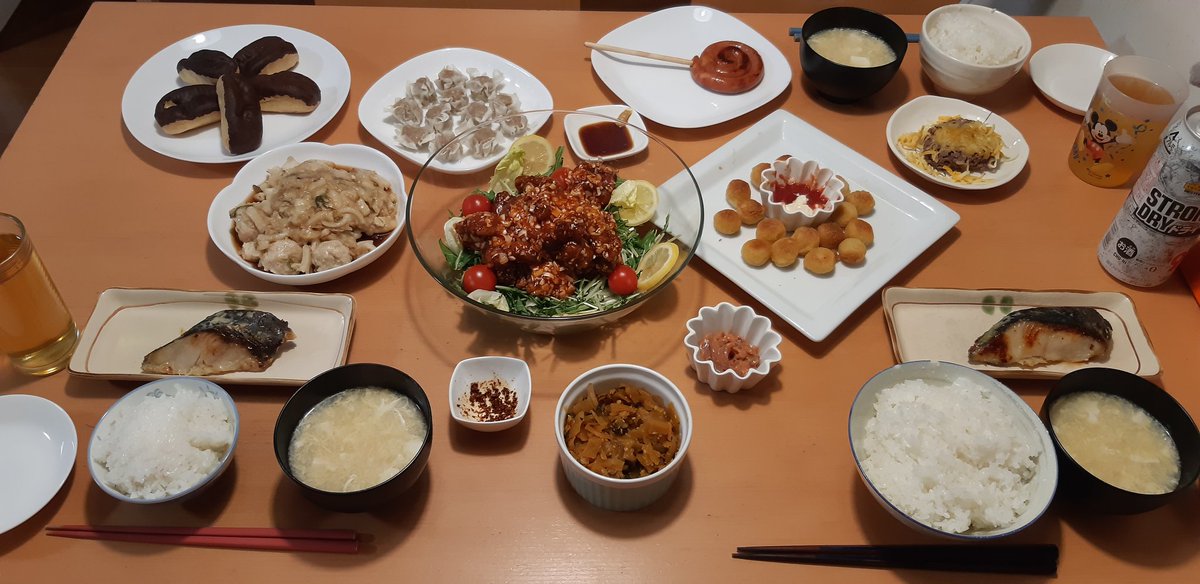 今夜の夕飯🍴昨日の鶏のから揚げをヤムニャムチキンにリメイク&銀ダラの西京焼き&ぐるぐるソーセージ&三男用ハンバーグ&焼売&残り物達～☺️デザートはエクレ