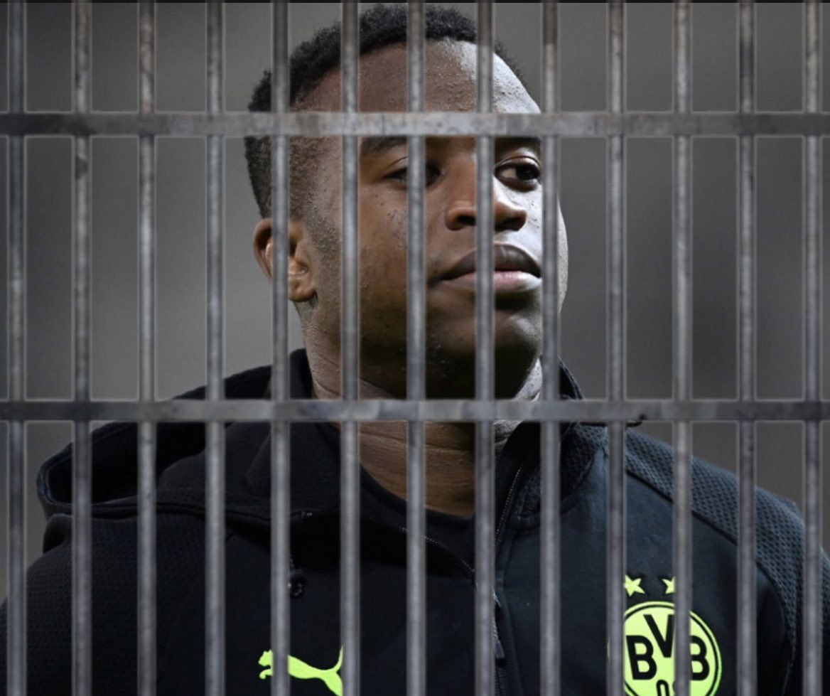 Borussia_Lukas's tweet photo. #FREEMOUKOKO https://t.co/8vmnLcMxsP