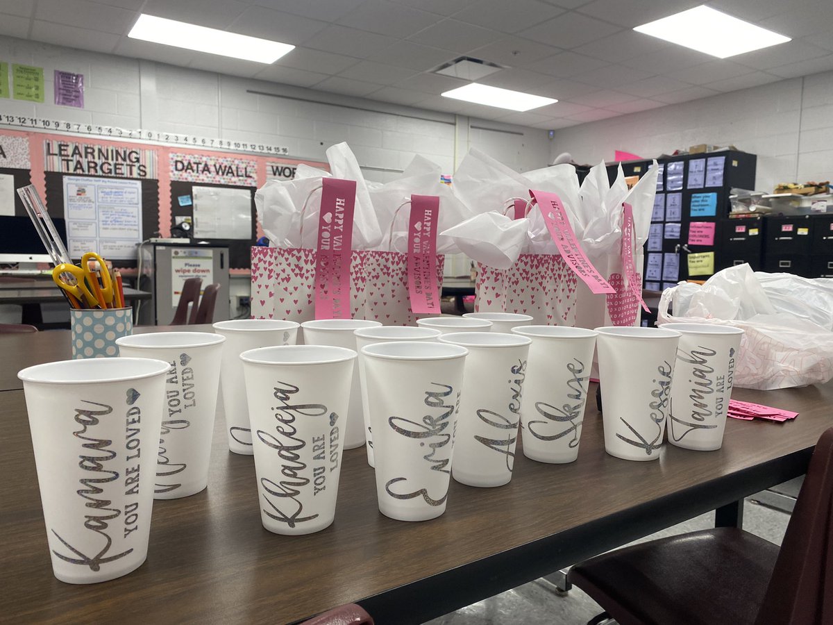 ms_arencibia's tweet photo. Excited to show my kids some extra love today. 🥰 #ilovemyjob @JCPSKY https://t.co/IXRkQRcmWB