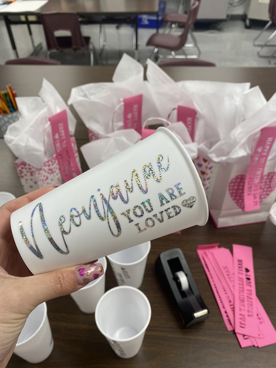 ms_arencibia's tweet photo. Excited to show my kids some extra love today. 🥰 #ilovemyjob @JCPSKY https://t.co/IXRkQRcmWB