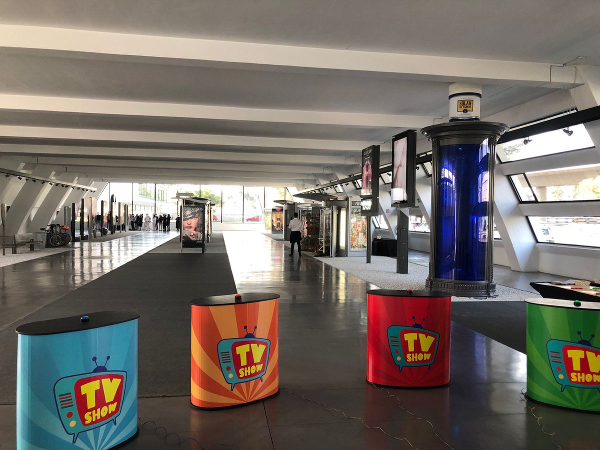 SmartyEventos's tweet image. La semana pasada estuvimos divirtiéndonos con una importante empresa de perfumería y cuidado personal en una de nuestras actividades estrella: ¡El TV SHOW FUROR! 🎉
Más información en nuestra web:

smartyeventos.es/furor-para-emp…