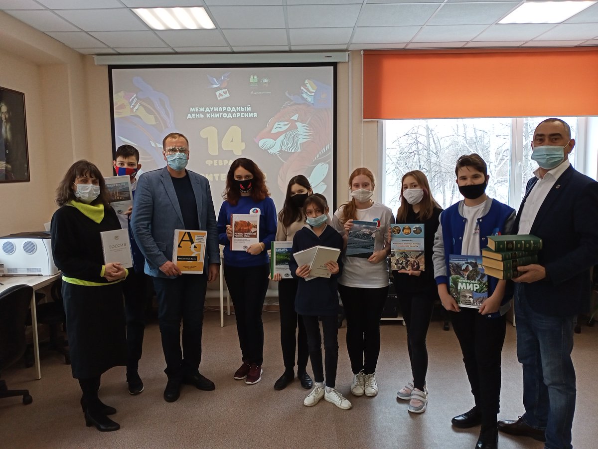 В  Общероссийской акции "Дарите книги с любовью-2022" участвовали Дмитрий Травкин - председатель областного отделения Русского географического общества, депутат УГД Николай Лазарев, активисты Российского движения школьников. #даритекнигислюбовью #ЦБС #НПКультура